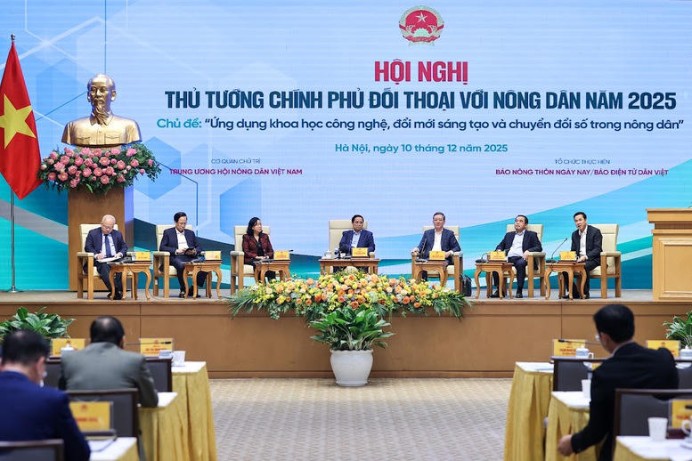 Thủ tướng và đại diện lãnh đạo Đảng, các bộ, ngành đối thoại với nông dân. Ảnh: Nhật Bắc