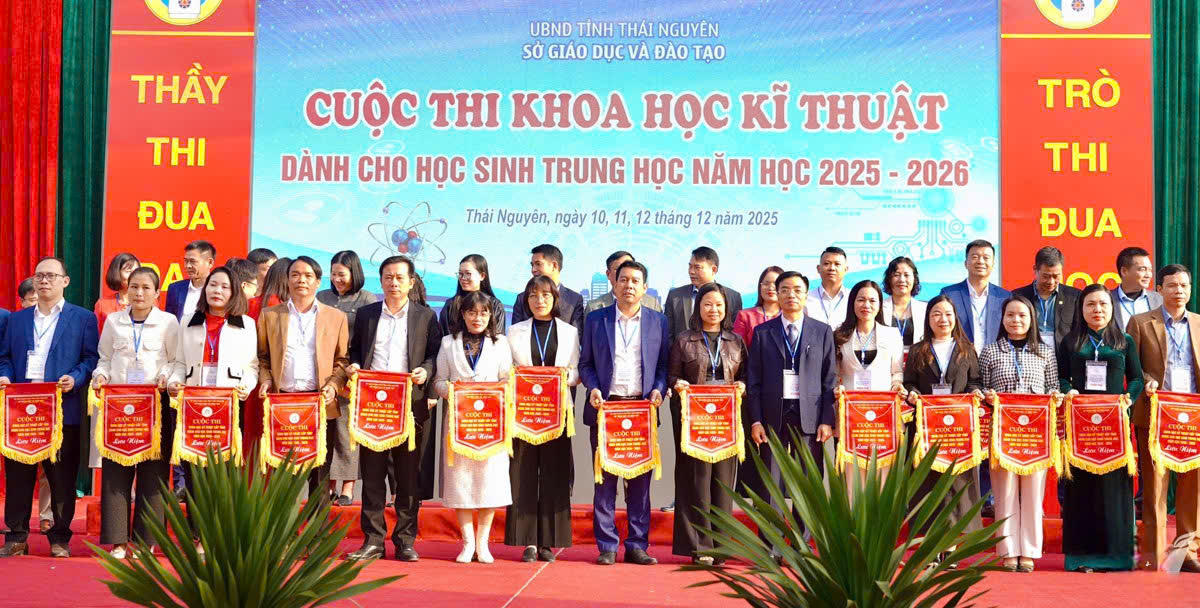 Trao cờ lưu niệm cho các đoàn tham gia. Ảnh: Quỳnh Hoa.
