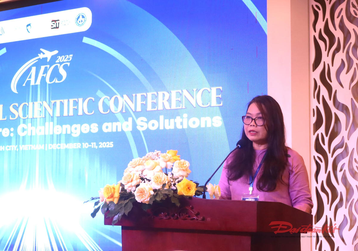 TS Nguyễn Thị Hải Hằng – Giám đốc Học viện Hàng không Việt Nam, Chủ tịch danh dự AFCS 2025 phát biểu khai mạc Hội nghị. Ảnh: Hồng Phúc.