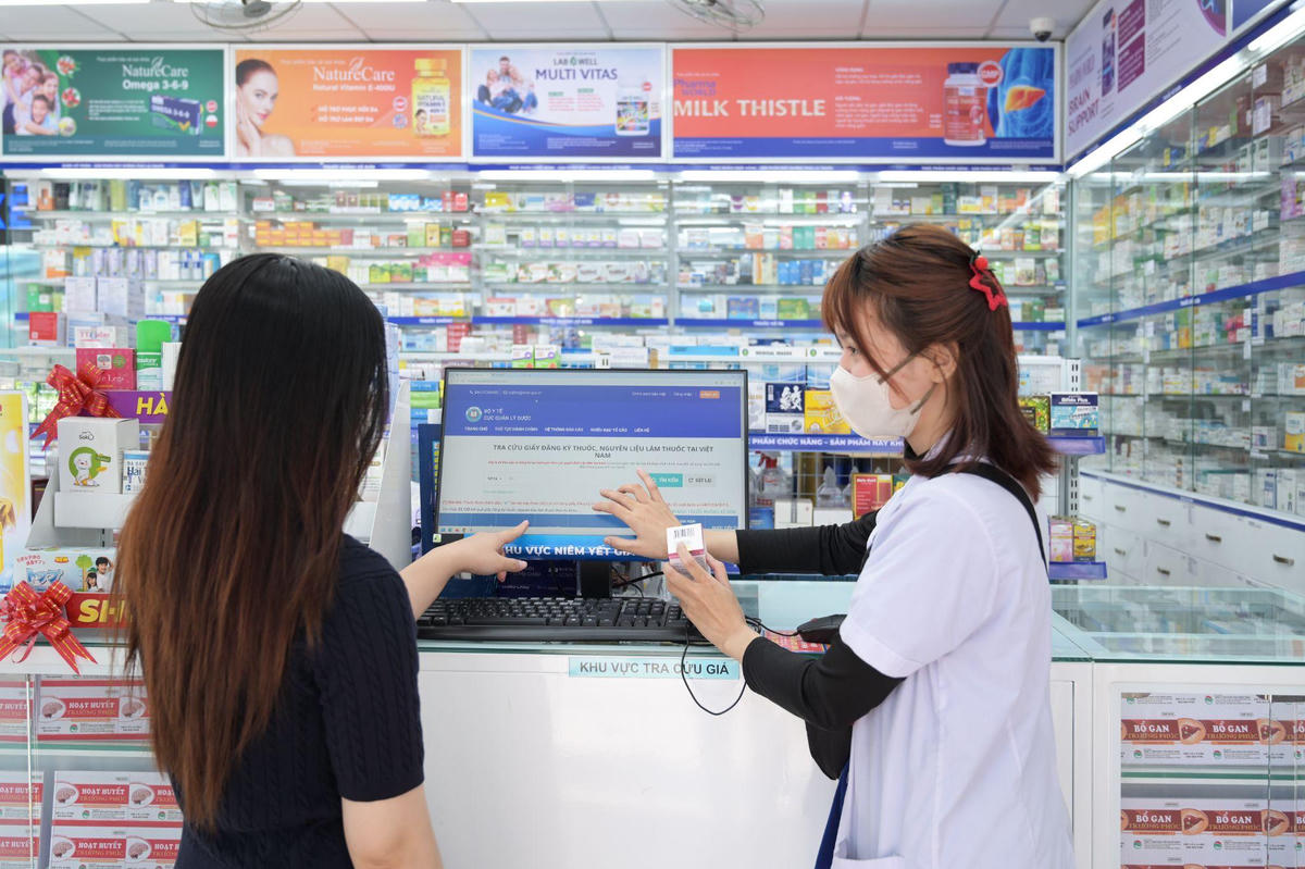 Người dân dễ dàng tra cứu nguồn gốc dược phẩm tại nhà thuốc và ngay trên ứng dụng Long Châu.