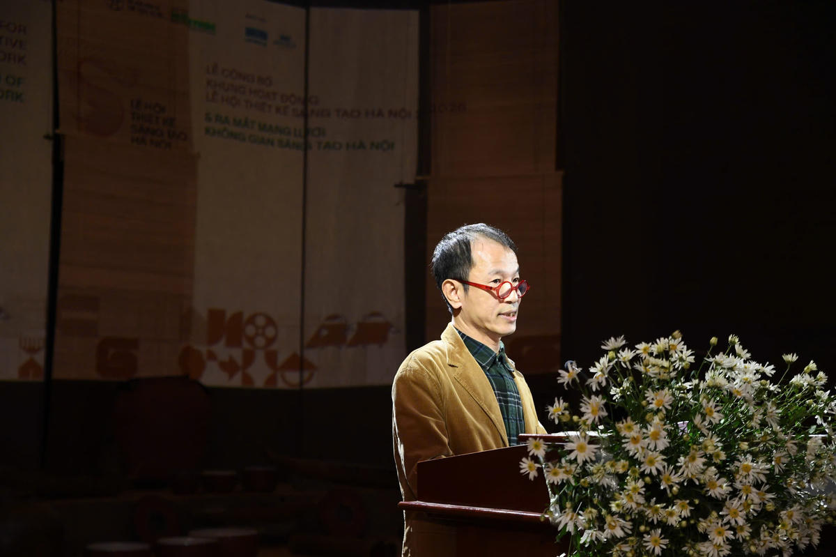 Để triển khai các định hướng phát triển Hệ sinh thái của Lễ hội, KTS Hoàng Thúc Hào, Phó Chủ tịch Hội Kiến trúc sư Việt Nam khẳng định vai trò của giới kiến trúc sư, các nhà thiết kế, các nghệ sĩ, nghệ nhân trong hành trình sáng tạo, thiết kế những không gian văn hoá, nơi các ý tưởng được ươm mầm, thử nghiệm và phát triển thành giải pháp cụ thể cho thành phố, cho cộng đồng. Ảnh: Phạm Sỹ.