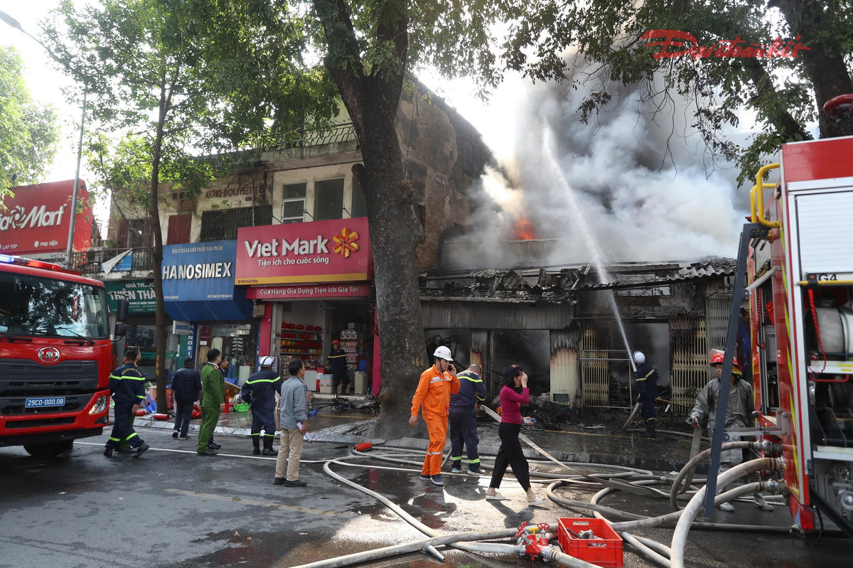 Nhận được thông tin, Đội chữa cháy và cứu nạn, cứu hộ khu vực số 9 đã điều động phương tiện và hàng chục cán bộ chiến sĩ đến phối hợp làm nhiệm vụ.