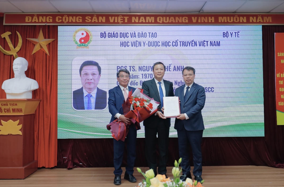 Lãnh đạo Học viện Y Dược học cổ truyền Việt Nam trao quyết định công nhận đạt tiêu chuẩn chức danh phó giáo sư tại buổi lễ..