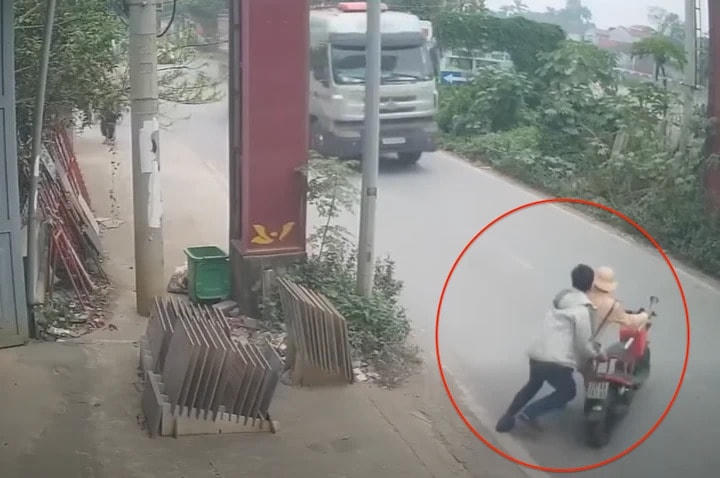 Hình ảnh vụ người đàn ông đẩy CSGT ngã trước đầu xe tải.