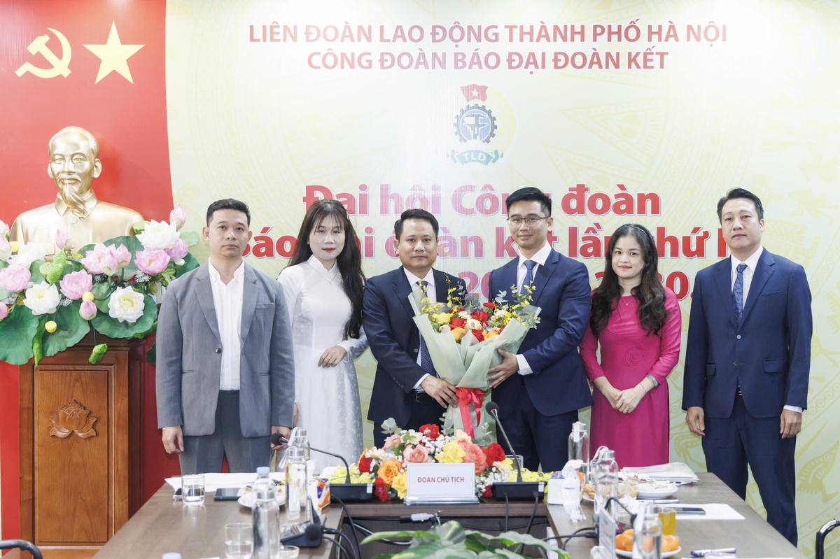 Bí thư Đảng ủy, Tổng Biên tập Trương Thành Trung và Phó Bí thư Đảng ủy, Phó Tổng Biên tập Nguyễn Văn Dũng chúc mừng Ban Chấp hành Công đoàn Báo Đại đoàn kết nhiệm kỳ 2025-2030. Ảnh: Quang Vinh.