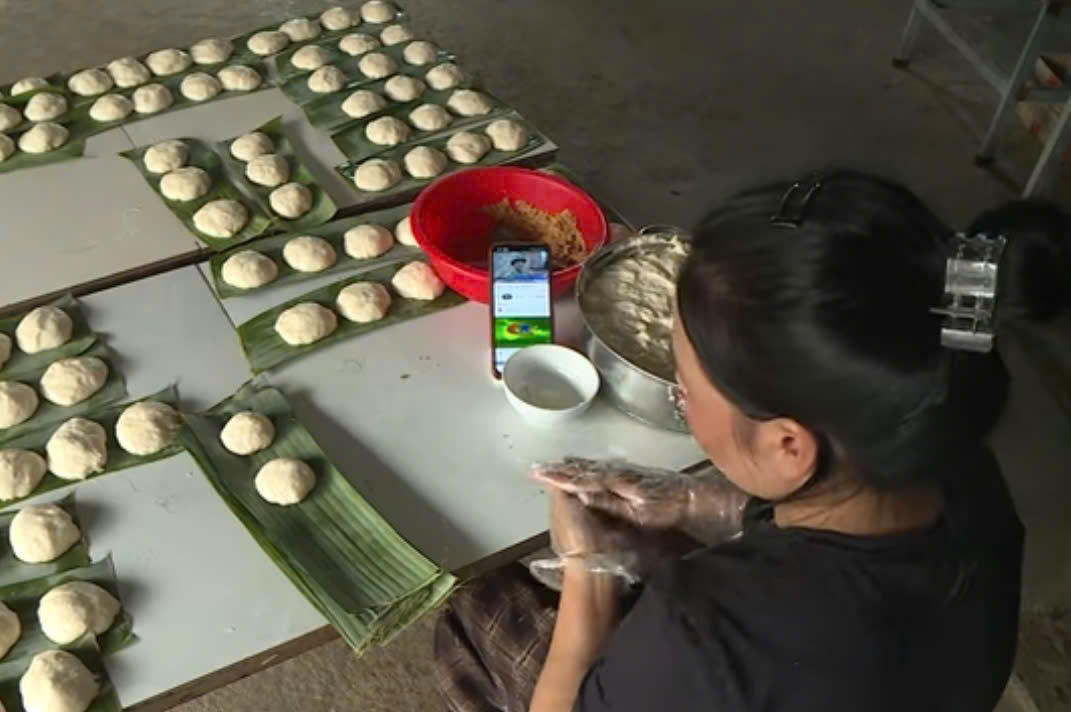 Người dân xã Trùng Khánh (Cao Bằng) vận dụng thông tin để sản xuất và bán hàng hóa trực tuyến. Ảnh: AT