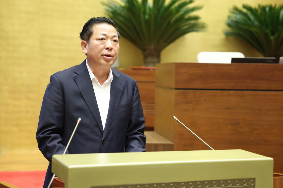 Bộ trưởng Bộ Xây dựng Trần Hồng Minh trình bày Báo cáo giải trình, tiếp thu, chỉnh lý dự thảo Nghị quyết của Quốc hội về chủ trương đầu tư Dự án đầu tư xây dựng Cảng hàng không quốc tế Gia Bình. Ảnh: Quang Vinh