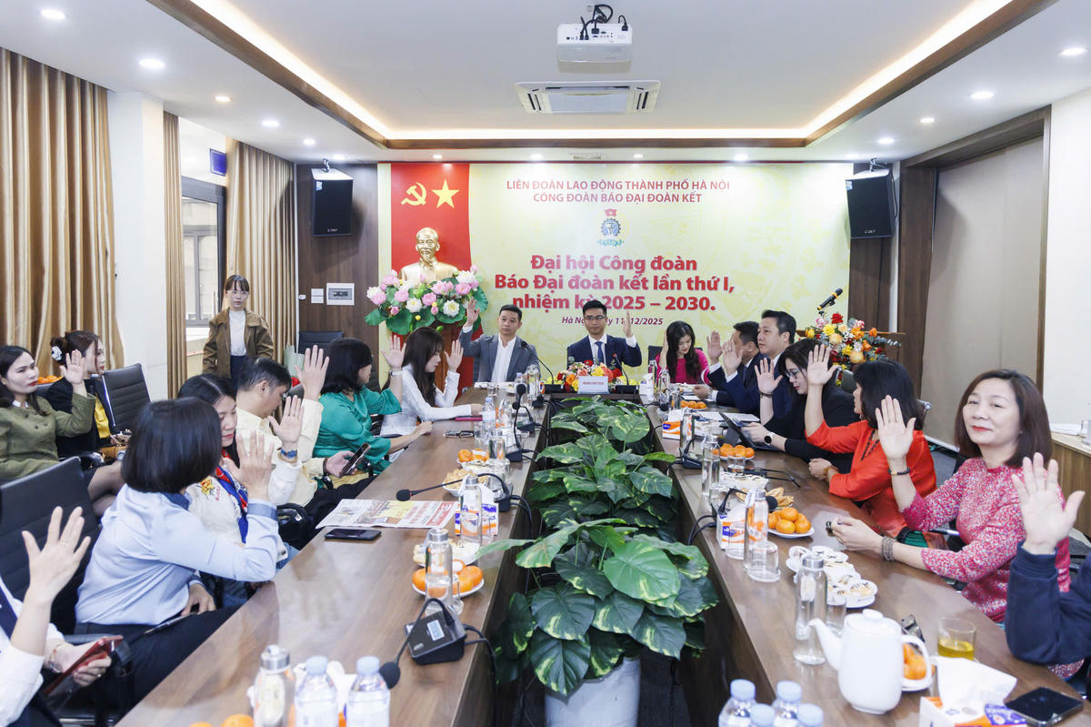 Các đại biểu tiến hành biểu quyết thông qua Chương trình Đại hội. Ảnh: Quang Vinh.