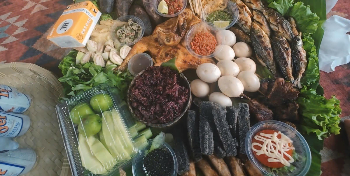 Cheo cá suối, xôi nếp than, gà nướng... là những món ăn đậm đà bản sắc của đồng bào Bru Vân Kiều. Ảnh: CTV