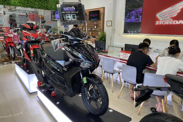 Xe máy điện lên ngôi - xe máy xăng hết thời “làm giá”: Người tiêu dùng hưởng lợi kép