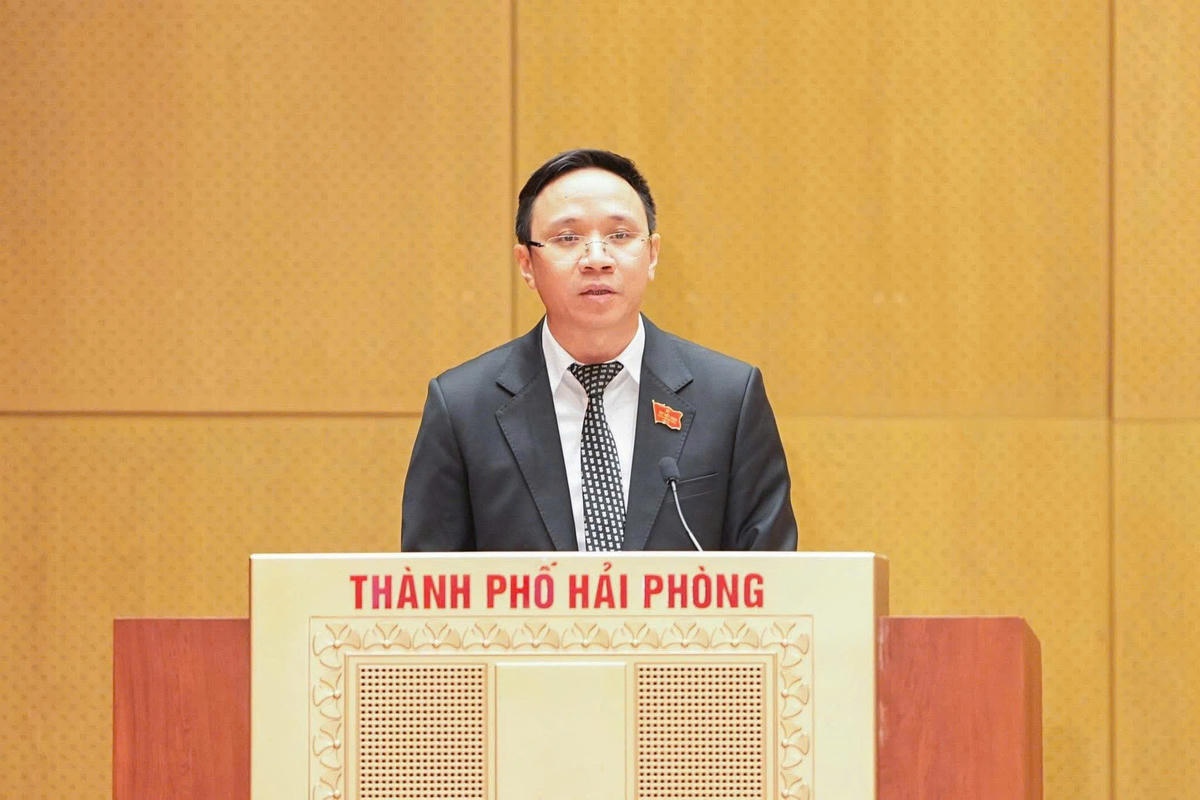 Ông Đào Trọng Đức, Phó chủ tịch Thường trực HĐND TP Hải Phòng báo cáo đánh giá kết quả giải quyết kiến nghị cử tri nhiệm kỳ 2021 - 2026. Ảnh: ĐT. 