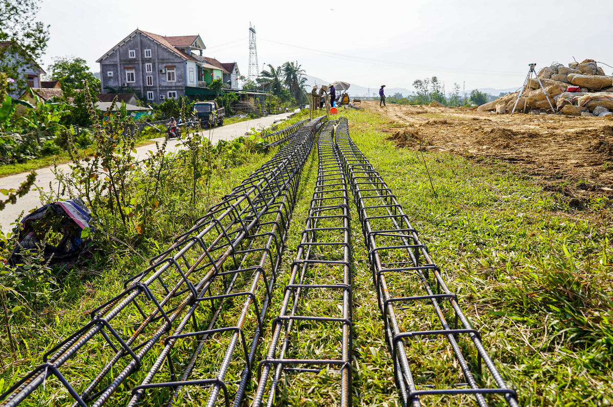 Không khí thi công trên công trường luôn trong trạng thái khẩn trương. Ảnh: Cẩm Kỳ 