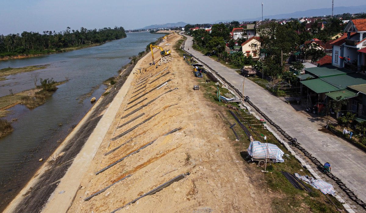 Tuyến đê La Giang, một trong những tuyến đê quan trọng của Hà Tĩnh đang được các đơn vị . thi công huy động tối đa nhân lực, thiết bị để tiến hành duy tu, bảo dưỡng. Ảnh: Cẩm Kỳ 