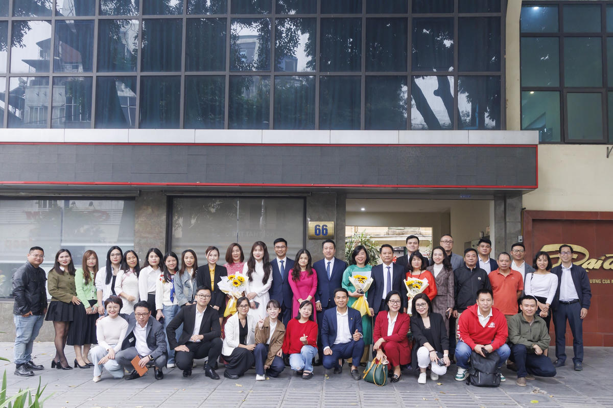 Tổng Biên tập Trương Thành Trung và các đại biểu tham dự Đại hội chụp ảnh lưu niệm. Ảnh: Quang Vinh.