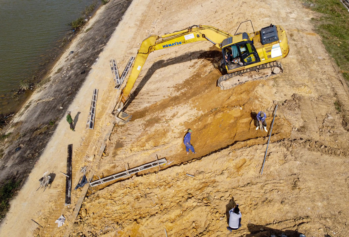 Dự án duy tu, bảo dưỡng đê điều năm 2025 do Sở Nông nghiệp và Môi trường Hà Tĩnh . làm chủ đầu tư với kinh phí 12 tỷ đồng. Ảnh: Cẩm Kỳ 