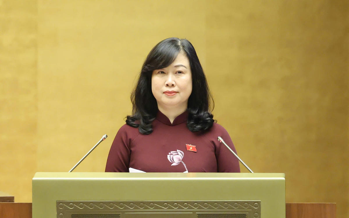 Bộ trưởng Bộ Y tế Đào Hồng Lan trình bày Báo cáo tóm tắt một số vấn đề lớn trong giải trình tiếp thu chỉnh lý dự thảo Nghị quyết. Ảnh: Quang Vinh