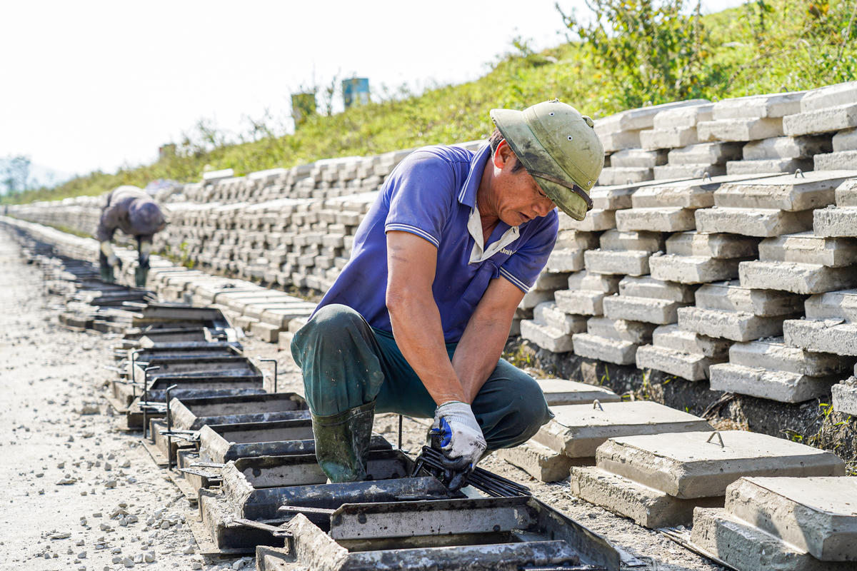 Các đội thi công đẩy nhanh tiến độ, đảm bảo các hạng mục hoàn tất vào cuối tháng 12 năm nay. Ảnh: Cẩm Kỳ 