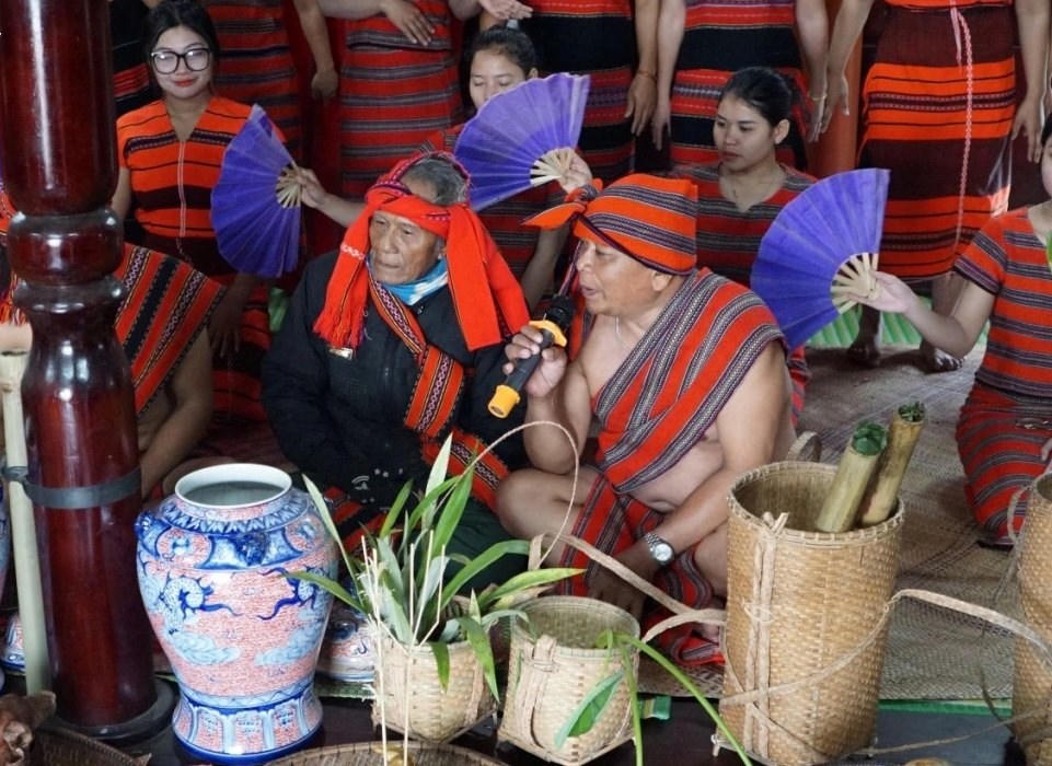 Nghệ nhân Lê Tuân Mõ đang thực hiện các nghi lễ trong lễ Aza của đồng bào Pa Cô. Ảnh: T.T.