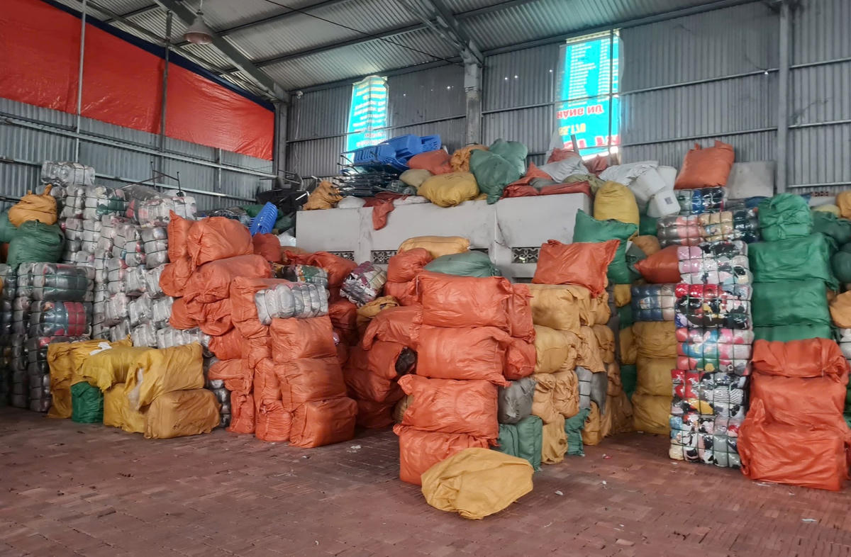 Kho hàng chứa hàng hoá không rõ nguồn gốc, xuất xứ của bà Nguyễn Thị Nhàn, phường Kiến An, Hải Phòng. Ảnh: Công an TP Hải Phòng. 