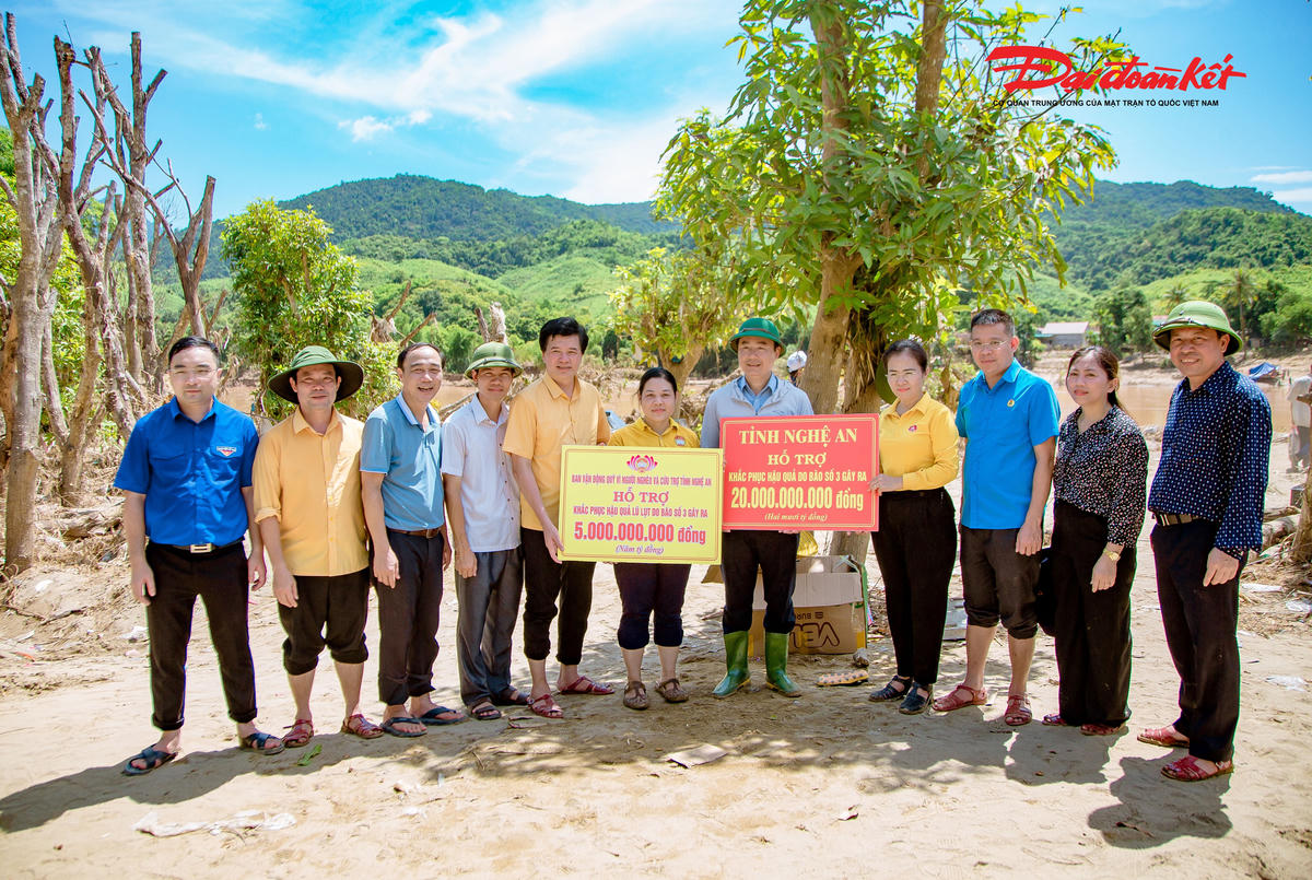 Lãnh đạo Uỷ ban MTTQ tỉnh Nghệ An trao quà hỗ trợ cho các địa phương bị ảnh hưởng thiên tai bão lũ trong năm 2025. Ảnh: ĐB