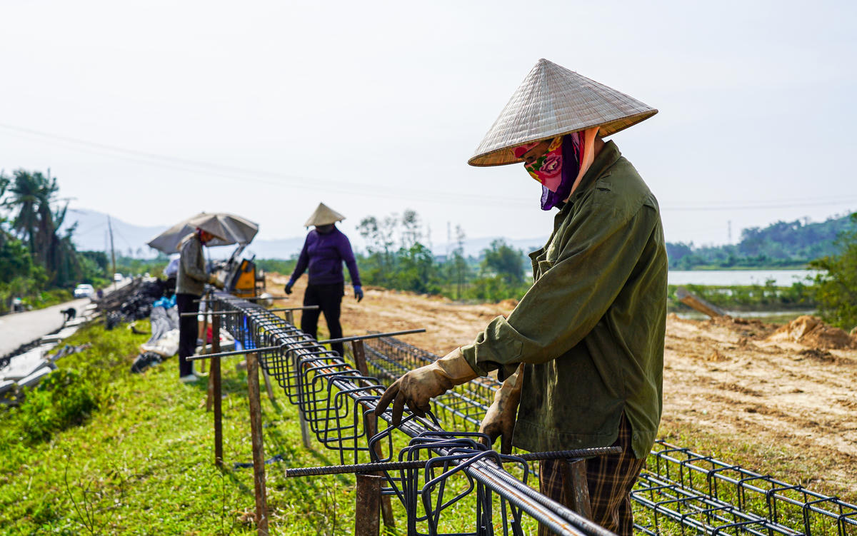 Các tổ thi công nhanh chóng bóc phong hoá, san nền, dựng khung dầm và đổ tấm lát bê tông. Ảnh: Cẩm Kỳ 