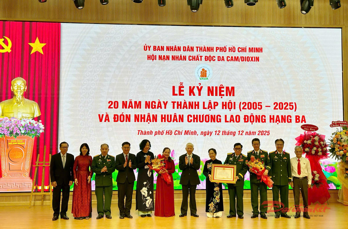 Nguyên Chủ tịch nước Nguyễn Minh Triết và Phó Chủ tịch UBND TP Hồ Chí Minh Nguyễn Mạnh Cường trao Huân chương Lao động hạng Ba cho tập thể Hội Nạn nhân chất độc da cam/dioxin TP Hồ Chí Minh. Ảnh: Tuyết Lưu.