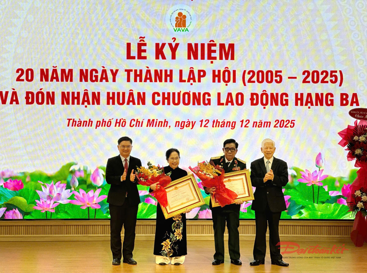 Nguyên Chủ tịch nước Nguyễn Minh Triết và Phó Chủ tịch UBND TP Hồ Chí Minh Nguyễn Mạnh Cường trao Huân chương Lao động hạng Ba cho Thiếu tướng Trần Ngọc Thổ và bà Nguyễn Thị Ngọc Phượng. Ảnh: Tuyết Lưu.