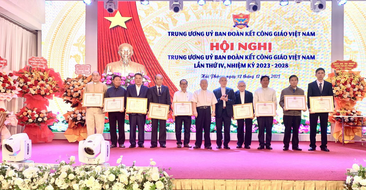 Lãnh đạo Trung ương UBĐKCGVN tặng bằng khen cho các tập thể, cá nhân có thành tích xuất sắc. Ảnh: Phạm Cường. 