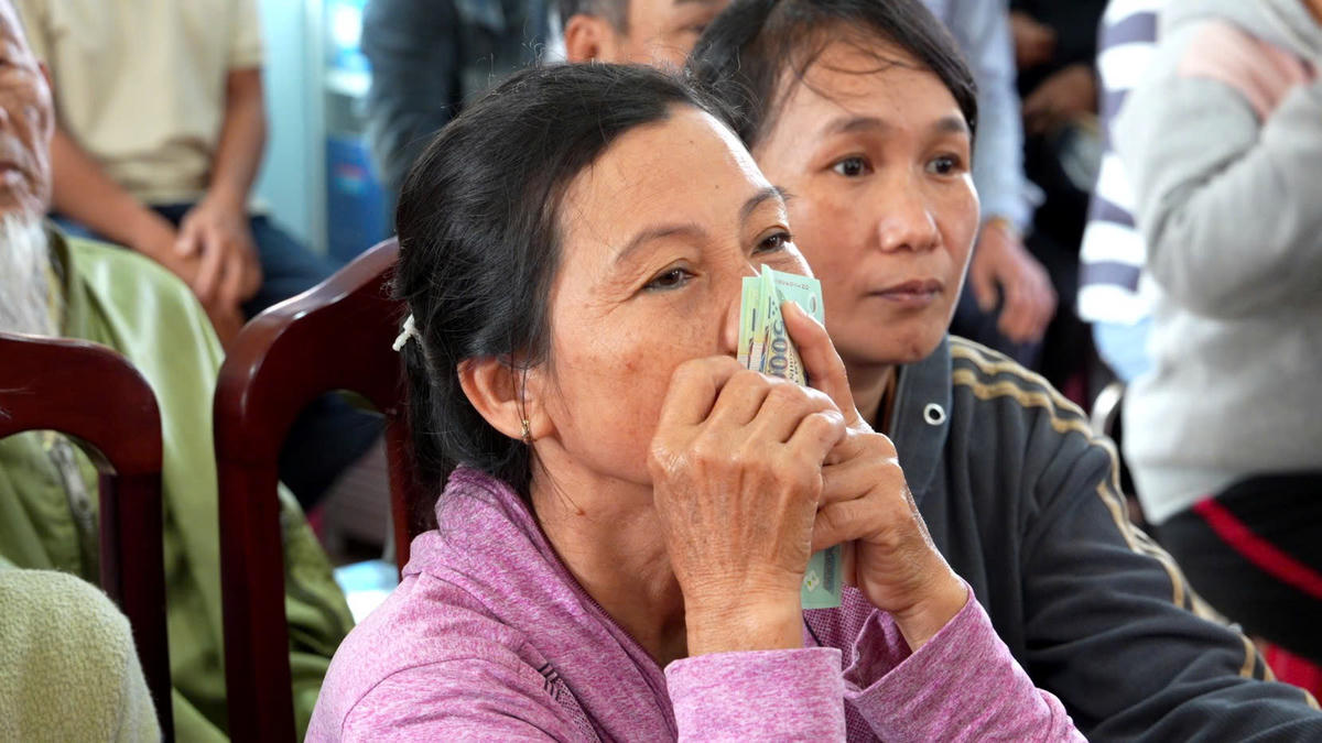 Bà con xúc động, thể hiện sự biết ơn đối với sự quan tâm của các tấm lòng hảo tâm. Ảnh: Bảo Lâm.