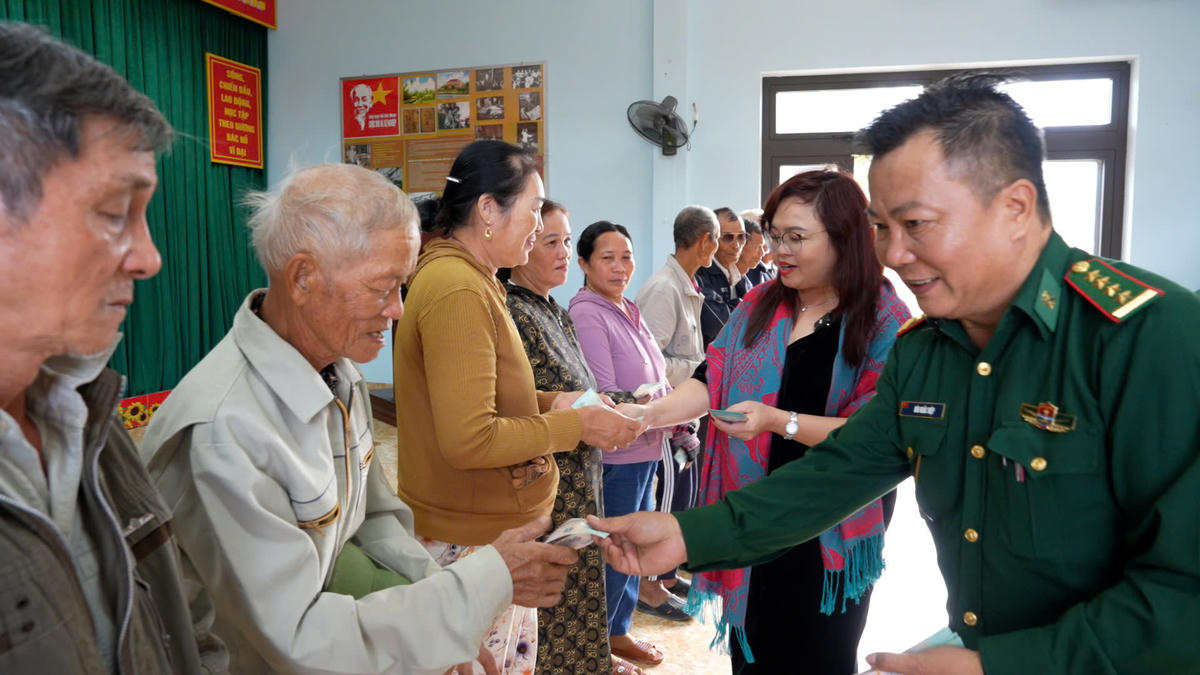 Món quà một triệu đồng mỗi hộ không thể bù đắp hết những thiệt hại nặng nề của trận lũ dữ, nhưng lại là điểm tựa tinh thần vô giá đối với bà con vùng lũ. Ảnh: Bảo Lân.