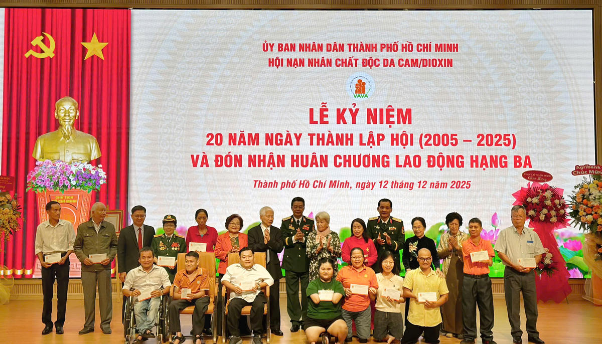 Tri ân các nạn nhân chất độc da cam/dioxin tiêu biểu. Ảnh: Tuyết Lưu.