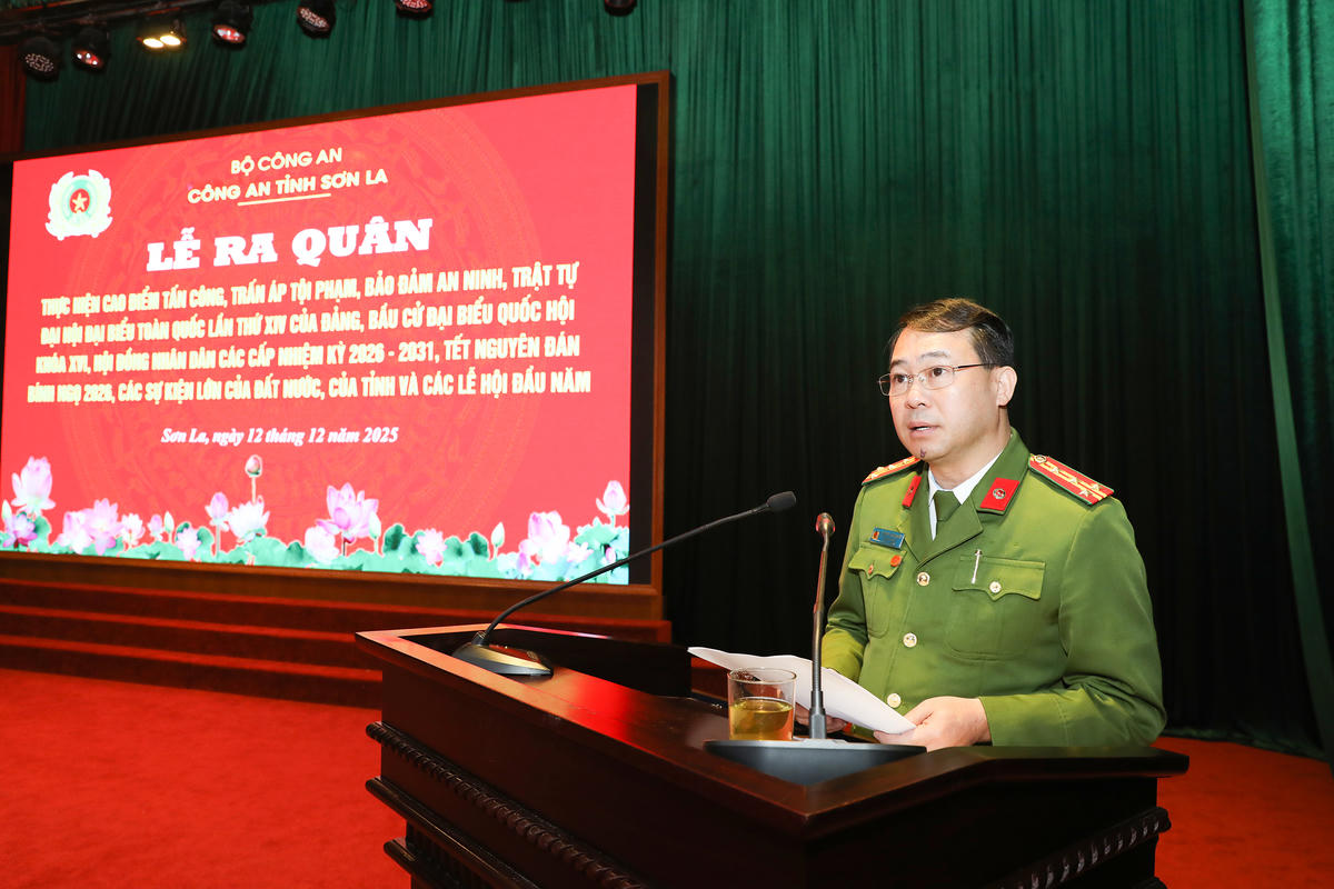 Đại tá Hoàng Vinh Hiển, Phó Giám đốc Công an tỉnh Sơn La phát biểu tại Lễ ra quân. Ảnh: C.T.. 