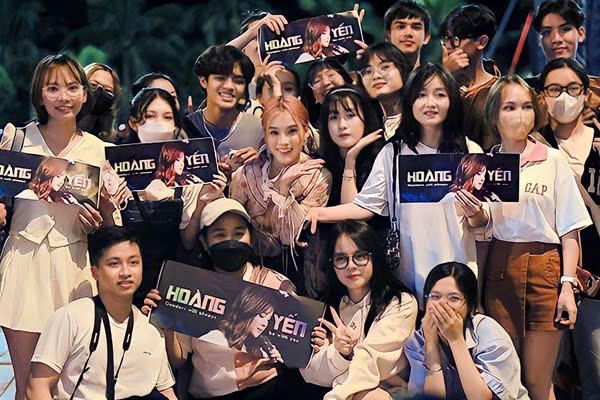 Giới trẻ cần được định hướng về văn hóa thần tượng. Ảnh: Đình Toán.