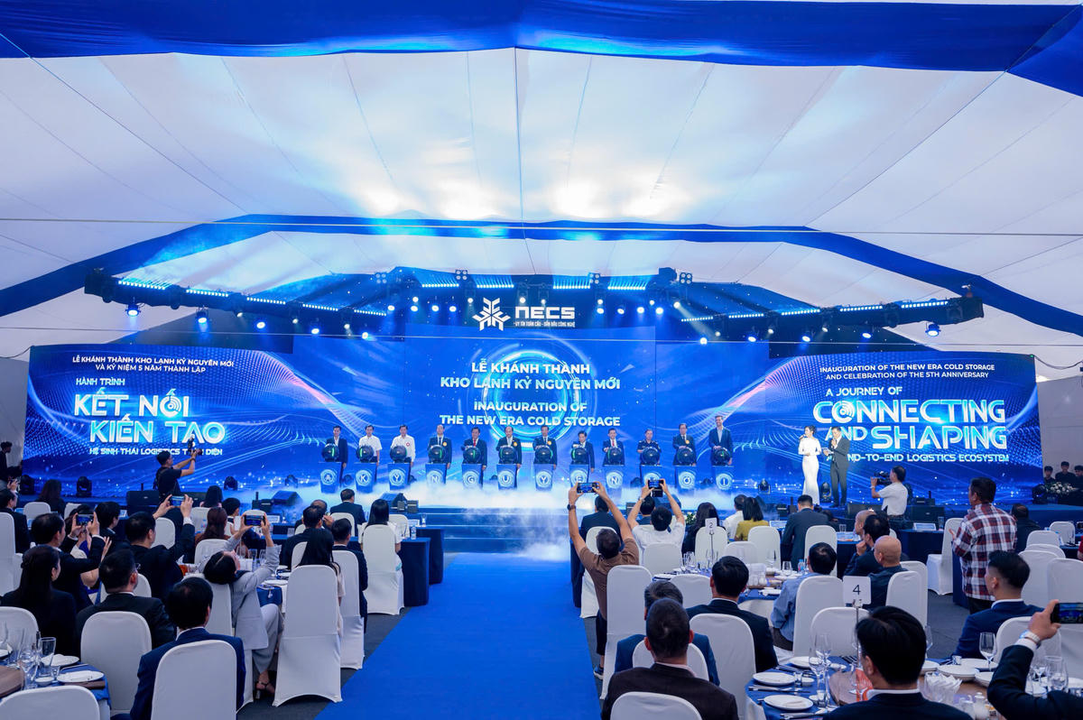 Các đại biểu bấm nút khánh thành Kho Lạnh Kỷ Nguyên Mới NECS.