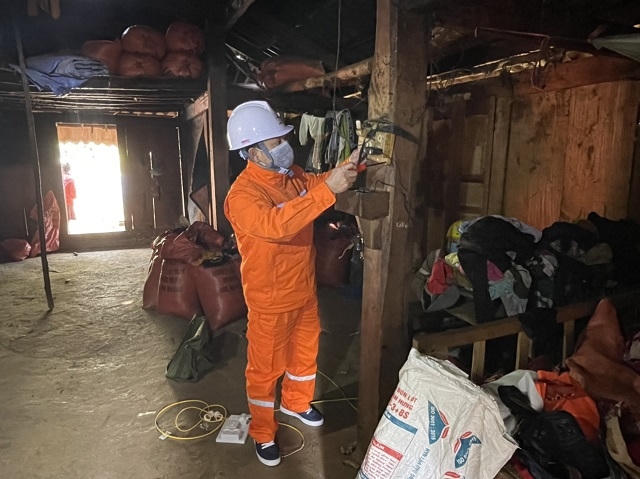 Công ty Điện lực Sơn La lắp đặt, sửa chữa và tuyên truyền hướng dẫn sử dụng điện cho khách hàng