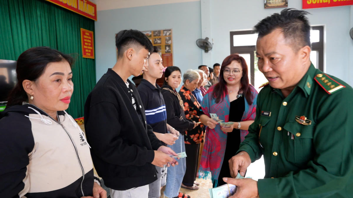 Ngọn lửa giúp bà con vùng lũ thêm vững bước vượt qua khó khăn. Ảnh: Bảo Lân.