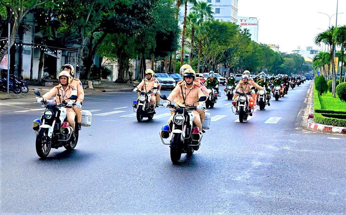 Công an TP Đà Nẵng diễu hành trên các tuyến đường Trung tâm thành phố. Ảnh: CV.