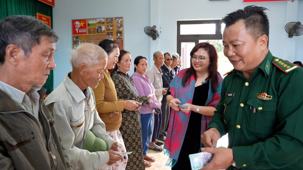 Đại diện Báo Đại Đoàn kết và lãnh đạo Ban Chỉ huy Bộ đội Biên phòng Đắk Lắk trao quà cho bà con. Ảnh: Bảo Lâm.