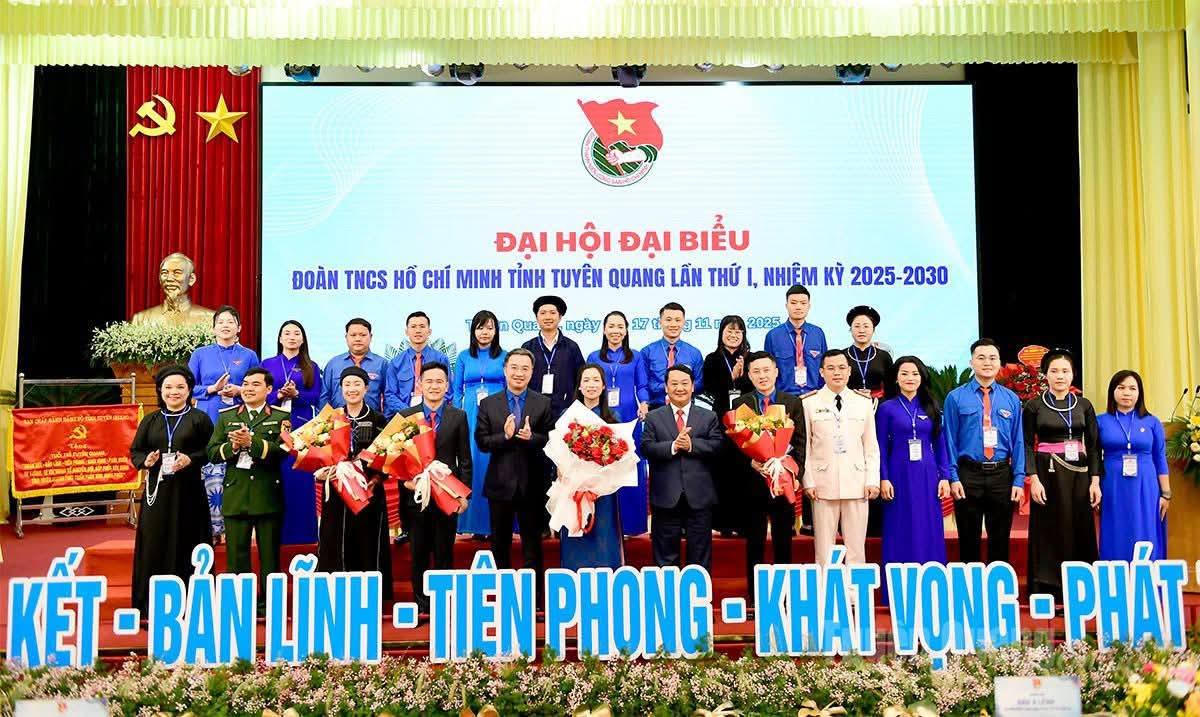 Bí thư Tỉnh ủy Tuyên Quang Hầu A Lềnh chúc mừng Đại hội Đoàn TNCS Hồ Chí Minh tỉnh Tuyên Quang lần thứ nhất. Ảnh: Đ.S.