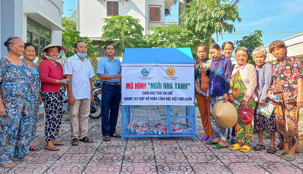 Mô hình “ngôi nhà xanh” chứa rác thải tái chế chung tay giúp đỡ hoàn cảnh đặc biệt khó khăn của Phụ nữ xã Hội An. Ảnh Nguyễn Minh.