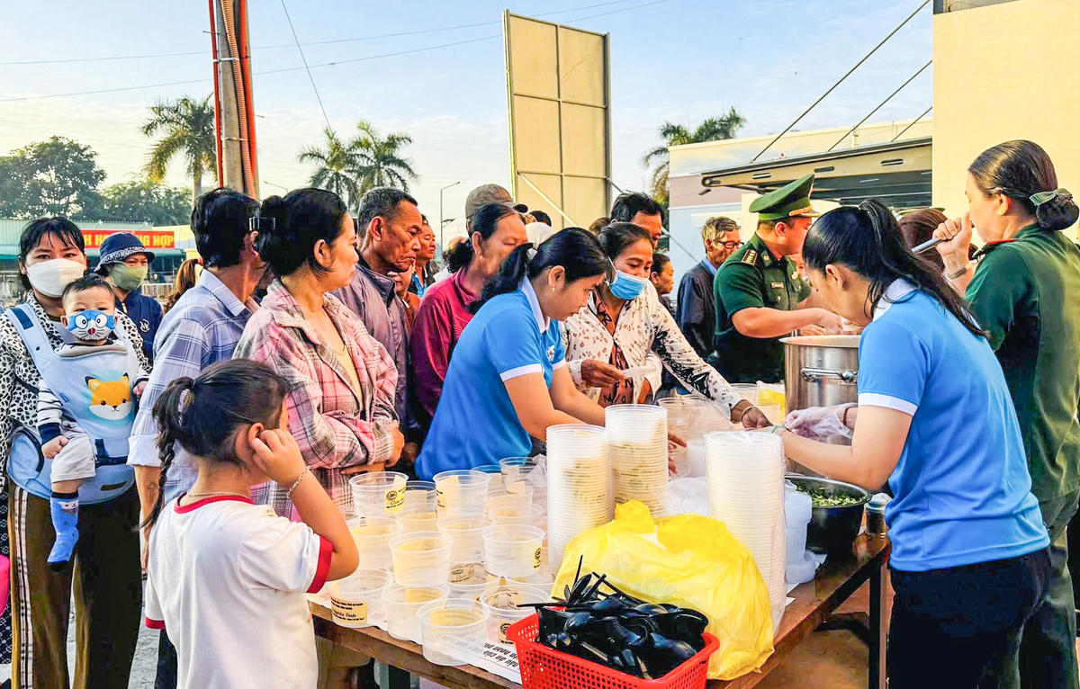 Mô hình “cháo ấm nghĩa tình” cho bệnh nhân nghèo của Phụ nữ phường Vĩnh Tế phồi hợp Đồn Biên phòng Vĩnh Nguơn thực hiện. Ảnh Nguyễn Minh.