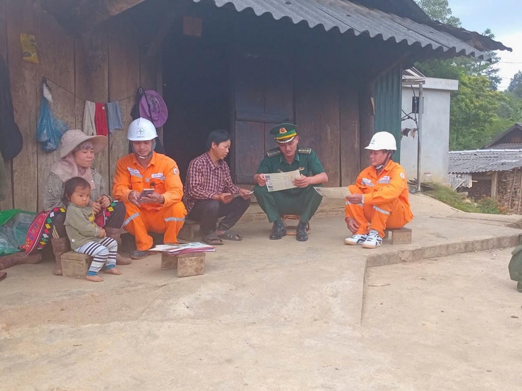 Công ty Điện lực Sơn La lắp đặt, sửa chữa và tuyên truyền hướng dẫn sử dụng điện cho khách hàng