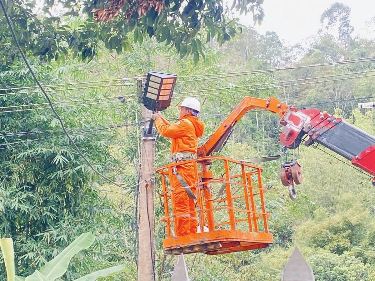 Công ty Điện lực Điện Biên triển khai các công trình thắp sáng đường quê