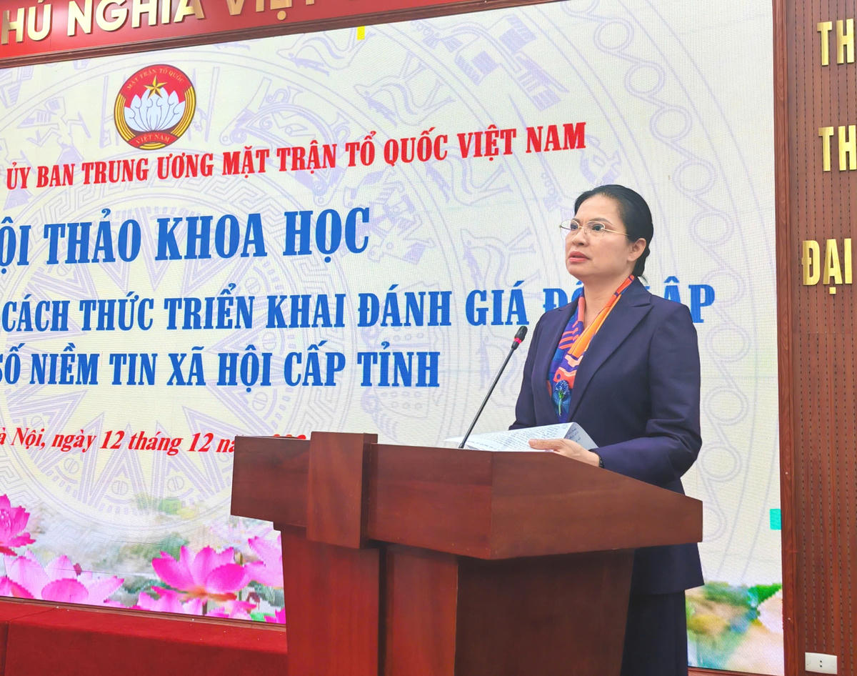 Bà Hà Thị Nga, Ủy viên Trung ương Đảng, Phó Chủ tịch Ủy ban Trung ương MTTQ Việt Nam phát biểu tại Hội thảo. Ảnh: Văn Hoa