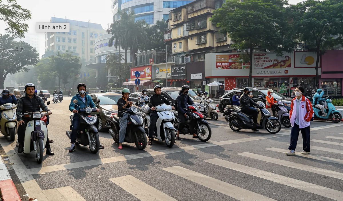 Hàng xe thẳng tắp trước vạch dừng chờ đèn tín hiệu giao thông tại Hà Nội.