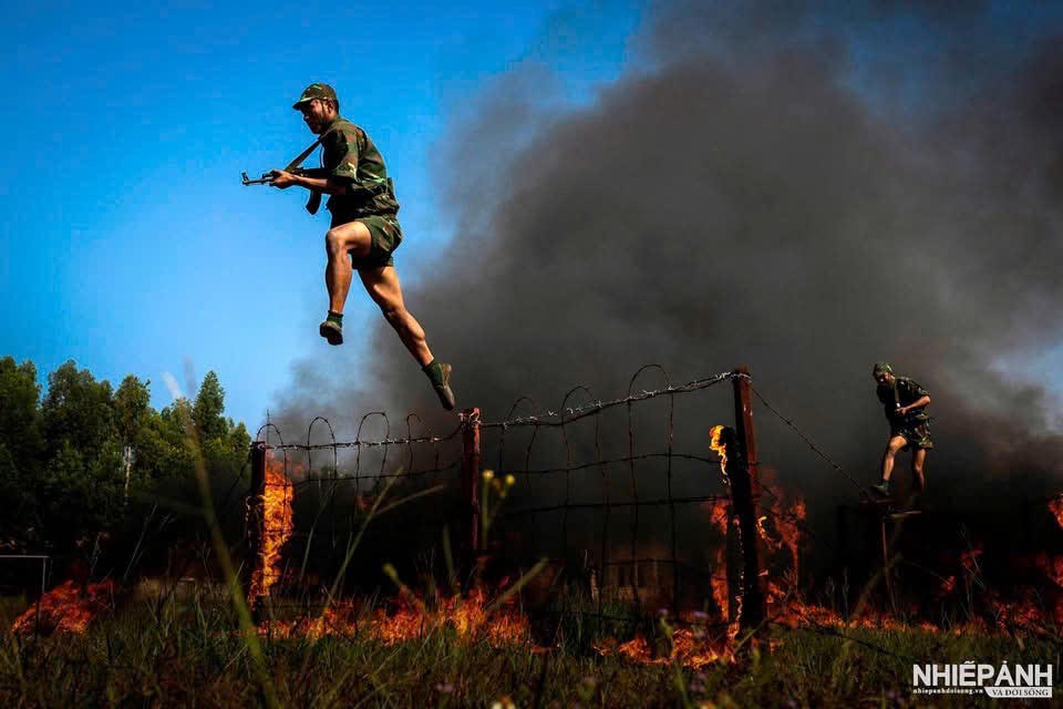 “Khói lửa thao trường”, ảnh: Đỗ Ngọc Thành (HCV)