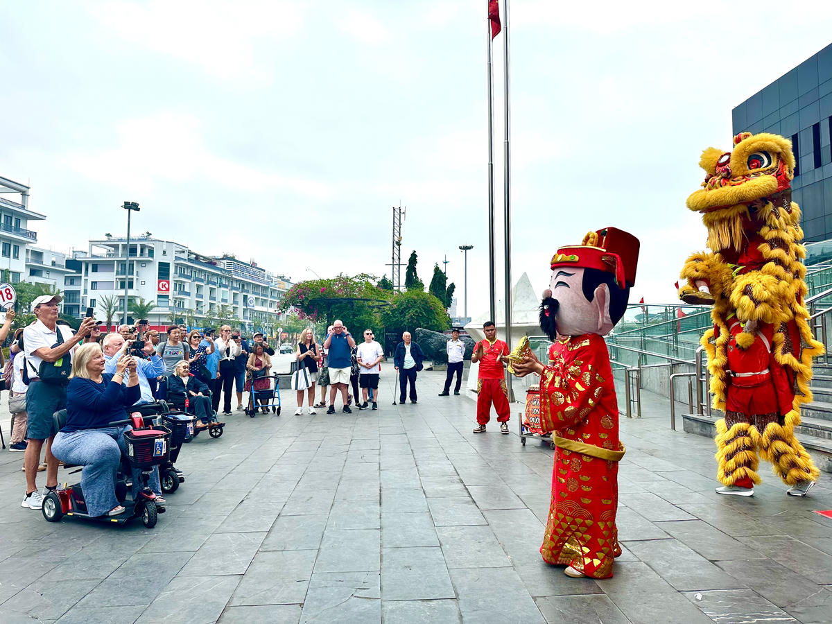 Bảo tàng Quảng Ninh tổ chức múa lân chào mừng sự kiện cán mốc 1 triệu lượt khách trong năm 2025. Ảnh: Ngọc Anh.