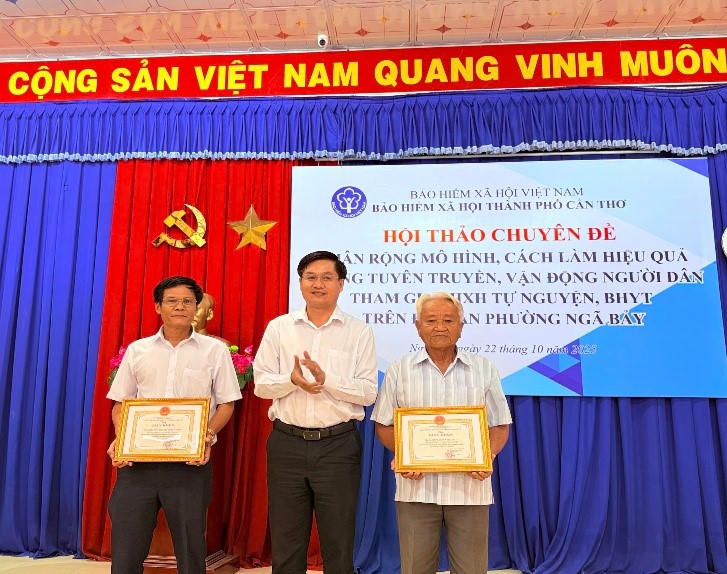 Ông Lâm Văn Dũng nhận khen thưởng vì có thành tích xuất sắc trong công tác
vận động người dân tham gia BHXH, BHYT. Ảnh:: TT
