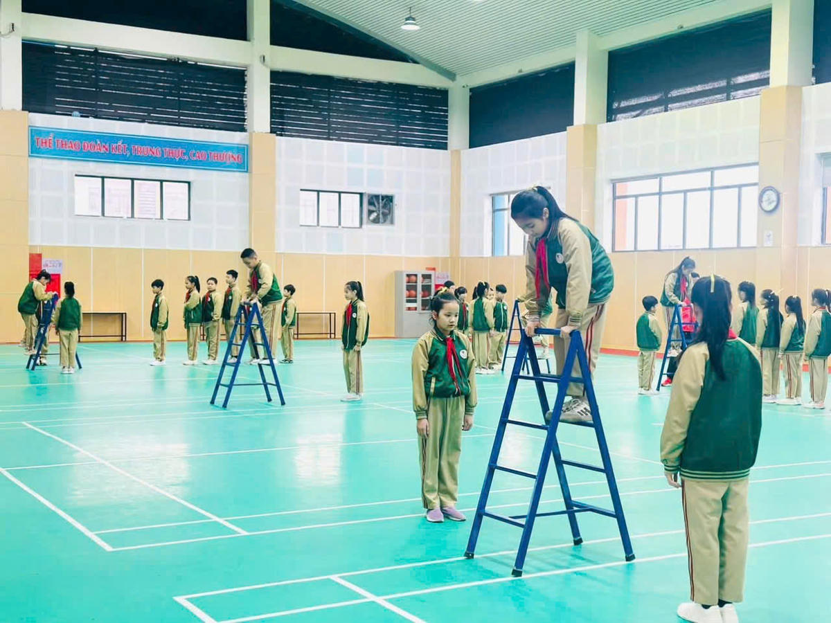 Trẻ em tham gia buổi sinh hoạt kỹ năng sống tại trường học để phòng tránh tai nạn thương tích có thể xảy ra