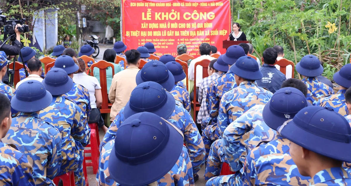 Đại diện hộ dân phát biểu cảm ơn các đơn vị hỗ trợ. (ảnh X.H)